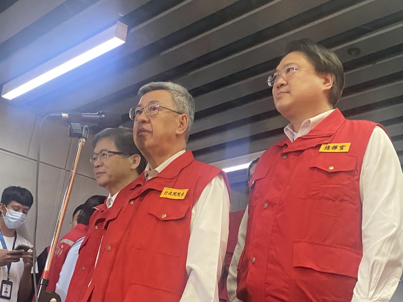 陸軍第六軍團基隆彈藥分庫24日發生爆炸事件，行政院長陳建仁（右2）25日表示，已指示國防部要妥善照顧受傷官兵，給予最好的醫療照顧，並要盡快進行相關調查。 (圖：中央社)