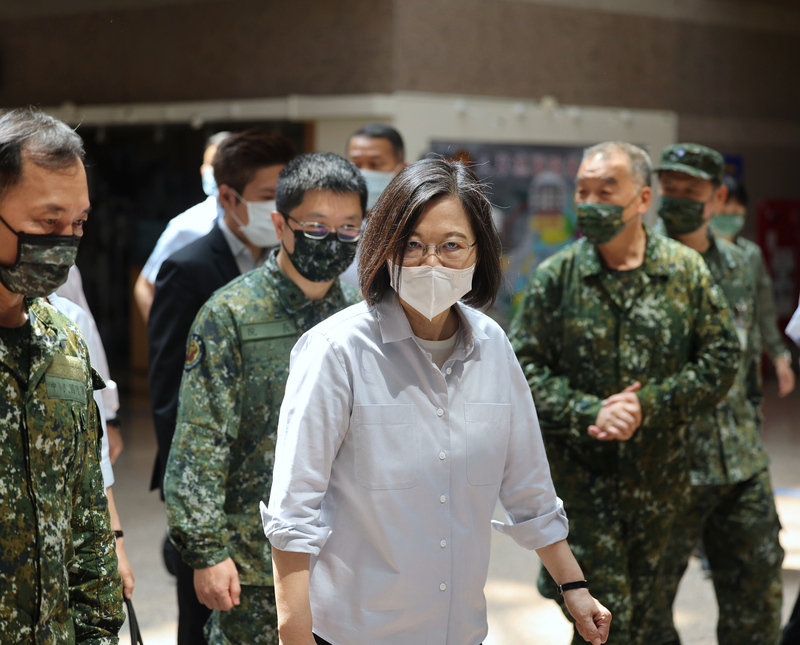 總統蔡英文25日上午前往台北內湖三軍總醫院，探視陸軍第六軍團轄屬基隆彈藥分庫傷者後，隨即傳出確診COVID-19，不過症狀輕微。 (圖：中央社)