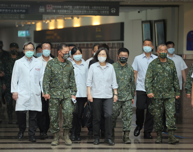 陸軍六軍團位於基隆的祥豐營區24日發生120迫砲爆炸，總統蔡英文（前中）25日上午在國防部長邱國正（前右）等陪同下，前往台北內湖三軍總醫院，探視受傷官兵，並向家屬致意。 (圖：中央社)