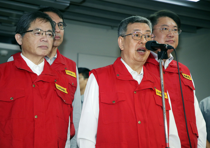 行政院長陳建仁今天下午新增視察中央災害應變中心，聽取各單位防颱整備簡報。(圖：中央社)