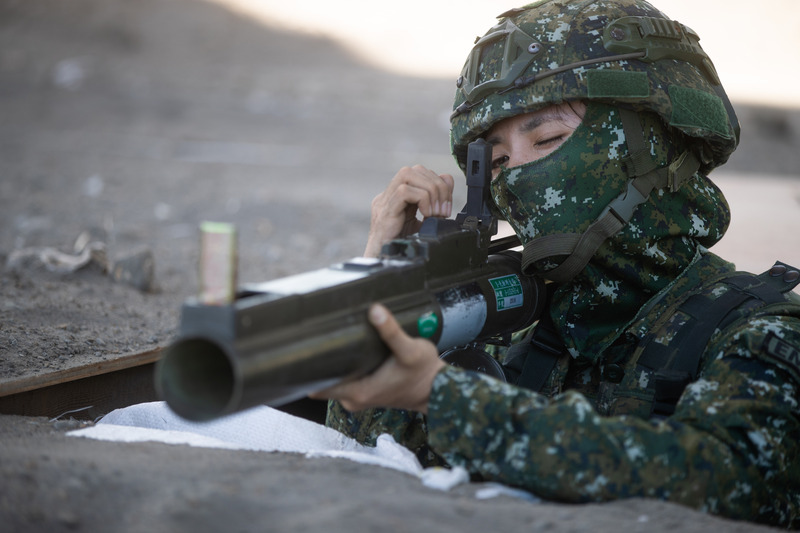 圖為國軍漢光39號實兵演習，女性官兵手持66火箭彈，模擬射擊欲自新北八里海灘進犯的敵軍。(資料照片/CNA)