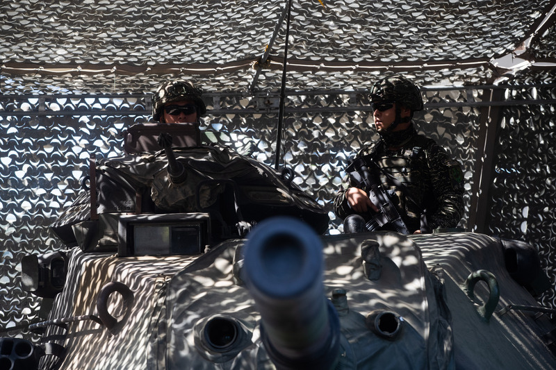 國軍漢光39號實兵演習25日進入第二天，國軍於八里海灘旁的臨港大道設置壕溝工事，並升級為步兵暨戰車工事，M60A3戰車駐防。 (圖：中央社)