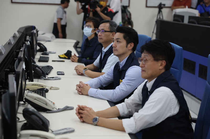 颱風杜蘇芮持續增強，圖為台北市長蔣萬安（右2）25日視察建國抽水站及總管理中心防颱整備狀況。(圖：中央社)
