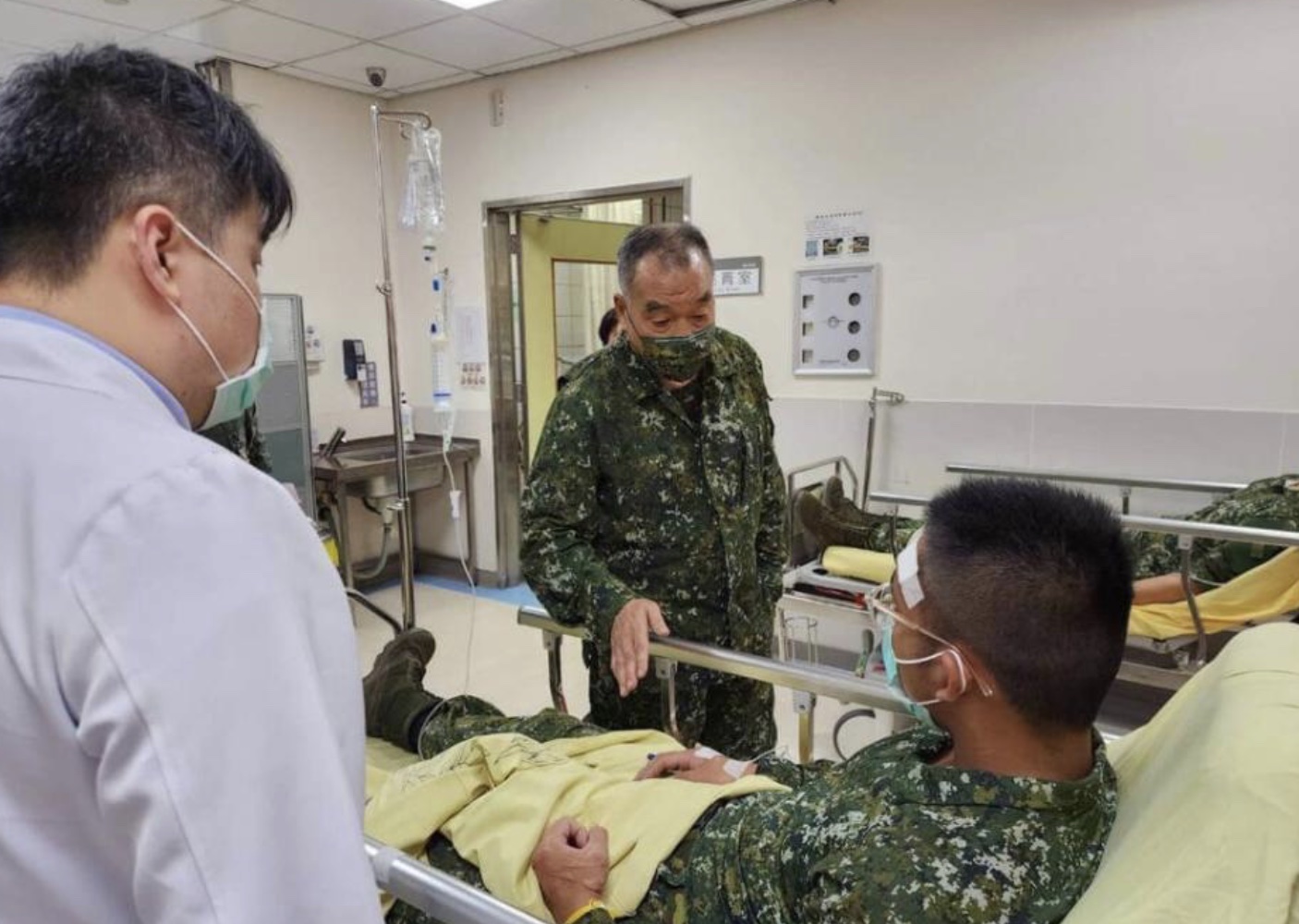 國防部長邱國正24日前往醫院探視祥豐營區迫砲爆炸案受傷官兵。(軍聞社提供)