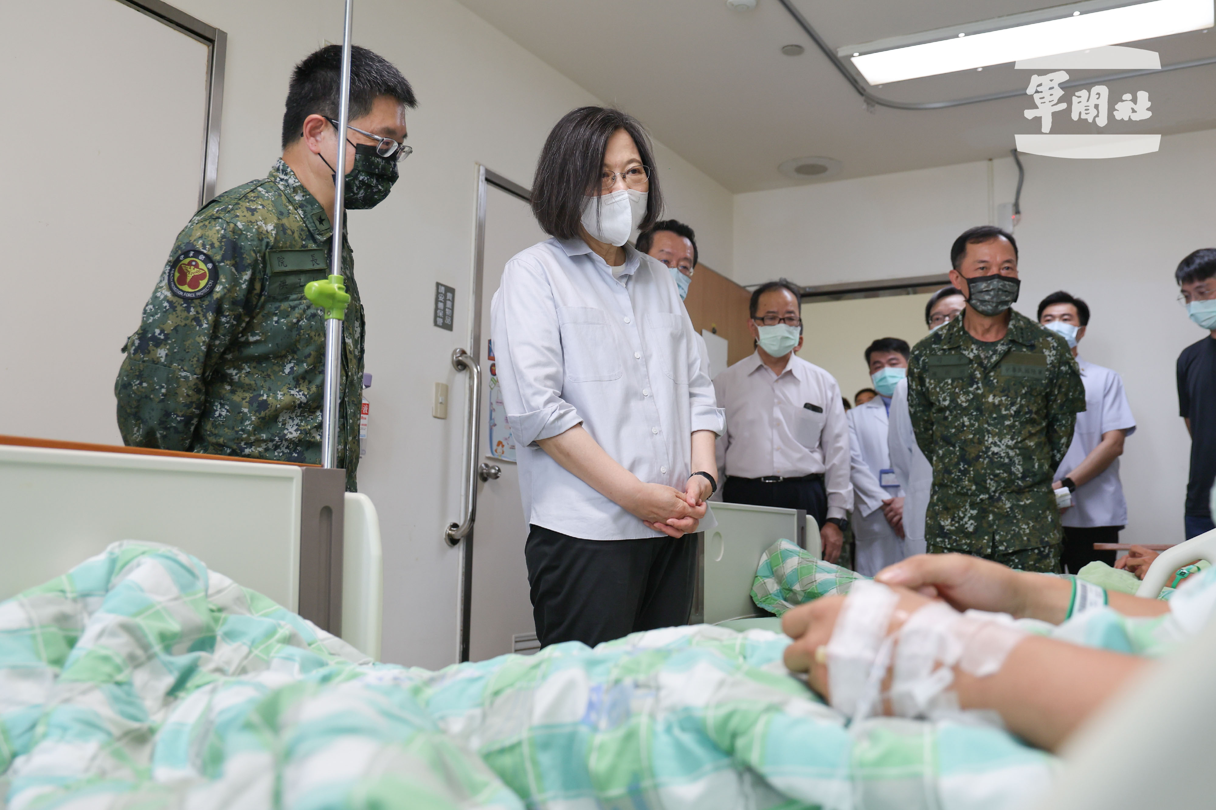 蔡英文總統至醫院探視傷者。(軍聞社提供)