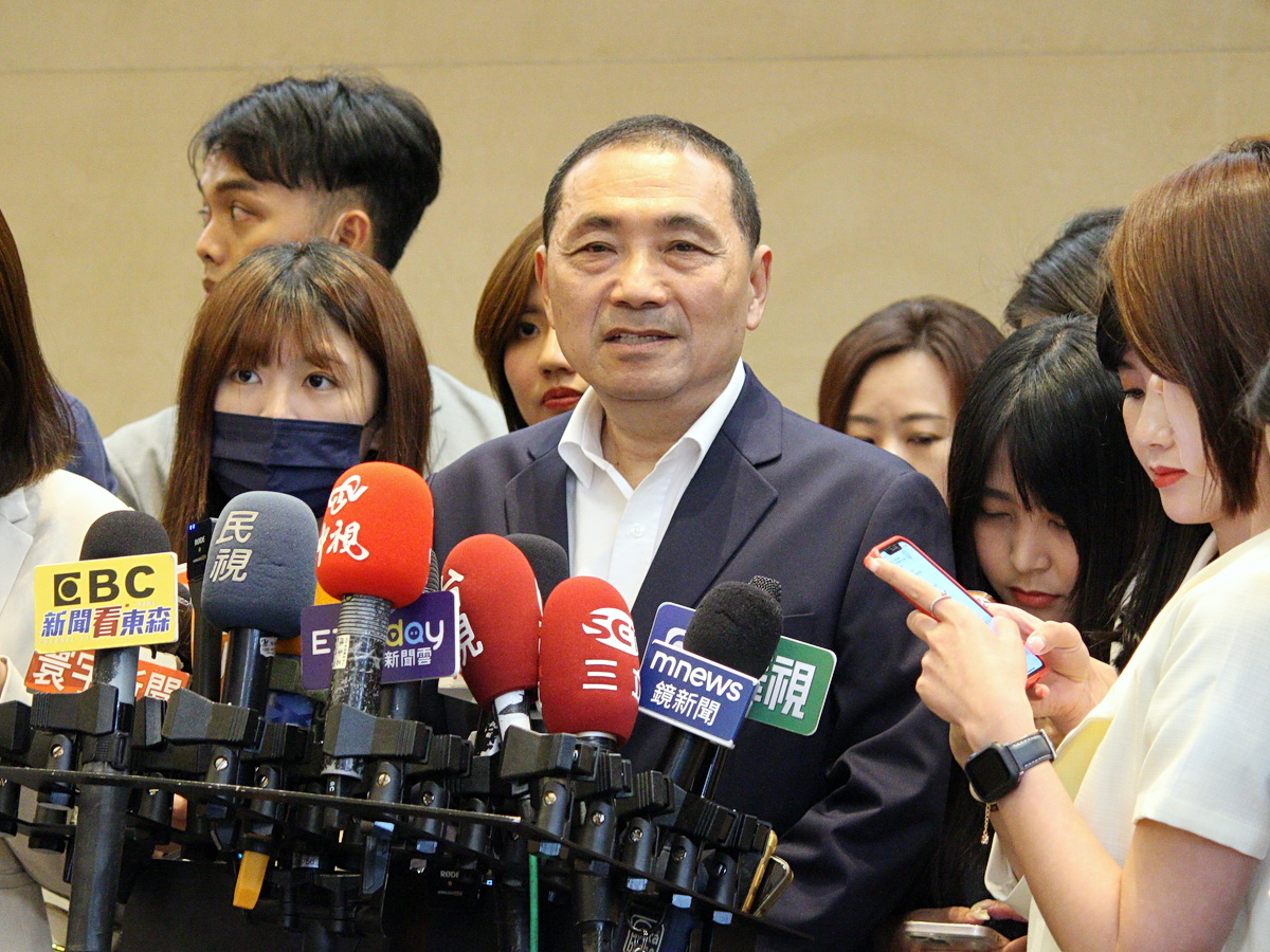 針對余姓華僑開價2億美元希望民眾黨總統參選人柯文哲當副手一事，國民黨總統參選人侯友宜29日受訪表示，民眾黨自己說的事情由民眾黨自己解決。 (央廣檔案/記者王照坤 攝)