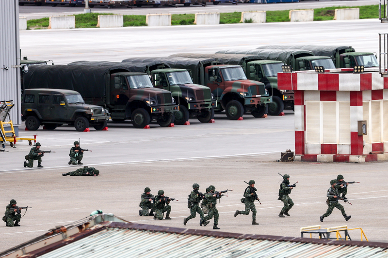 國軍漢光39號實兵演習26日桃園國際機場展開反空機降操演，模擬實施攻擊軍（紅軍）入侵桃園機場，與守軍（藍軍）對抗演練。圖為我方地面部隊快步出動反擊。 (圖：中央社)