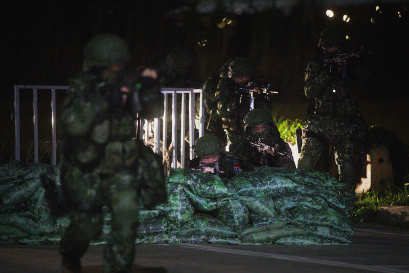 為演練重要聯外道路防衛，軍警25日深夜於河濱模擬萬板大橋的阻絕設置，同時模擬敵軍欲突入，由憲兵實施反制。 (圖：中央社)