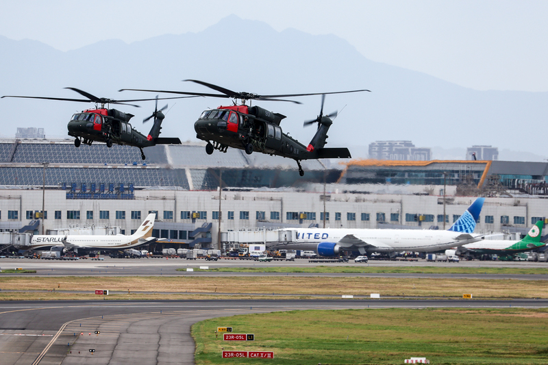 國軍漢光39號實兵演習26日進入第3天，首次於桃園國際機場展開反空機降操演，由陸軍航特部等部隊擔任攻擊軍（紅軍），搭乘的UH-60M黑鷹直升機飛抵桃園機場上空，準備進行垂降。 (圖：中央社)