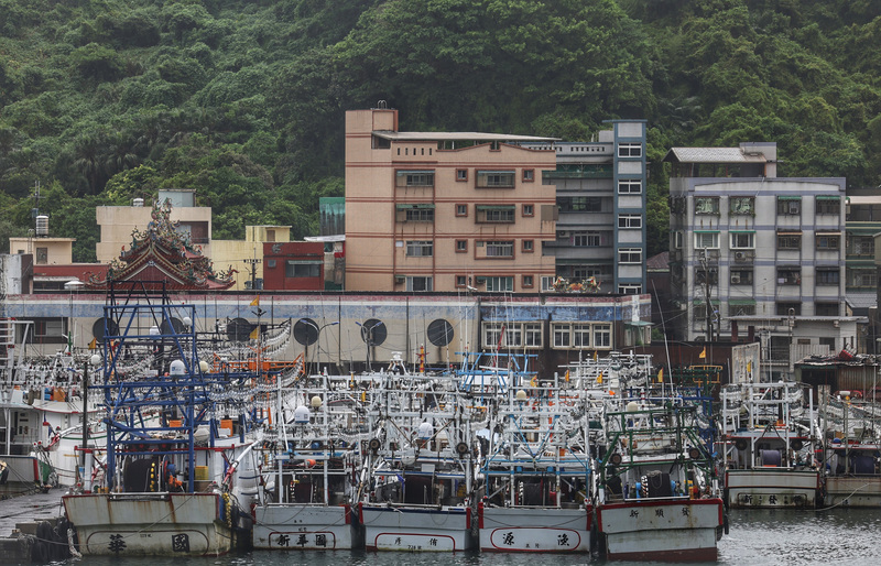 8日晚間因應颱風卡努逼近，發布海上颱風警報，中央災害應變中心表示2日海運3航線、15航次停航。(圖：中央社)