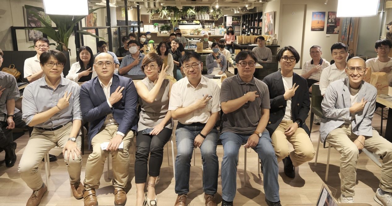 台灣智庫副執行長董思齊教授（左一）表示，法律體系的龐雜，一般人不容易對法律相關案件及知識擁有直觀的認識與瞭解，也因為距離容易產生不信任。圖：台灣智庫提供