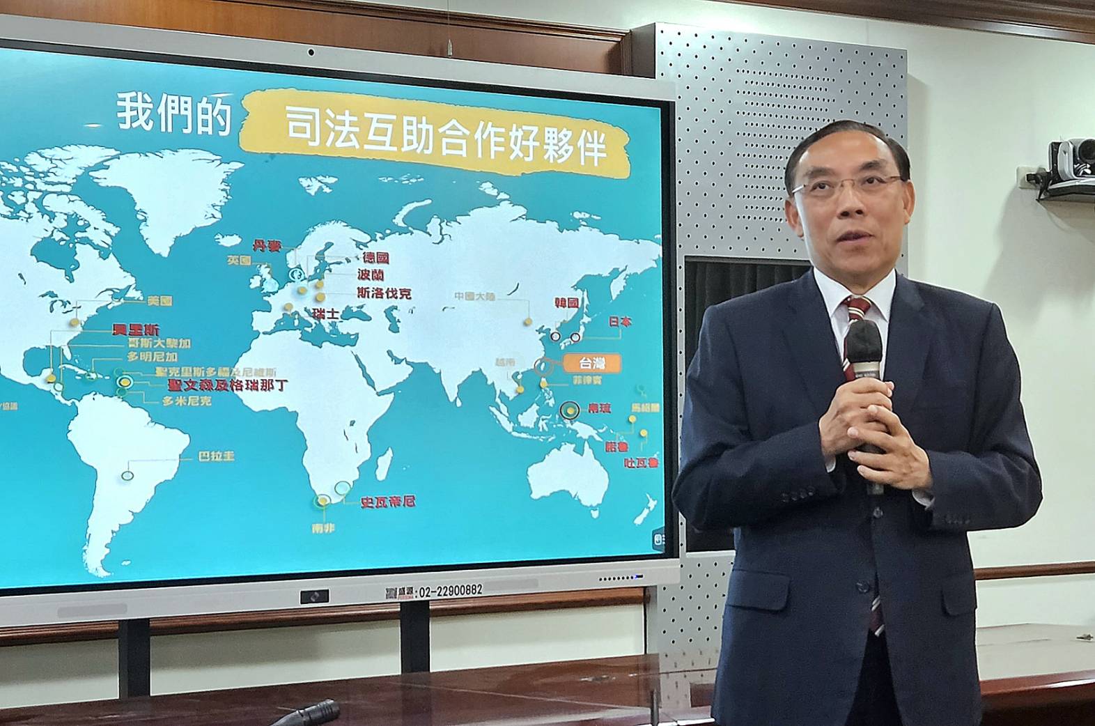法務部長蔡清祥說明此行訪問德國及荷蘭推動司法外交，收穫豐碩。(歐陽夢萍 攝)