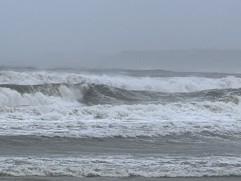颱風杜蘇芮來襲，恆春半島26日入夜後開始感受明顯風雨，27日墾丁南灣水域浪高超過6公尺，大浪一波波打上沙灘。 (圖：中央社)