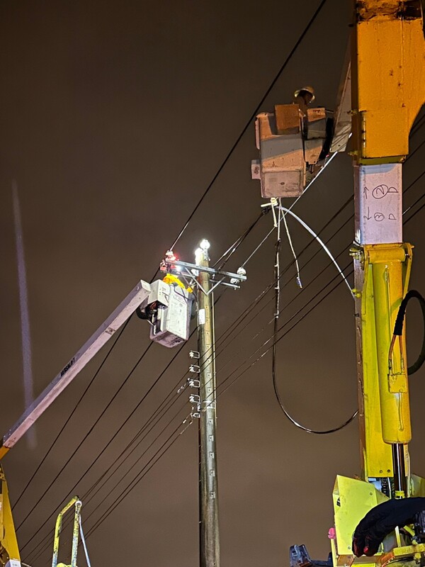 台電統計，截至3日晚間10時，全台曾停電戶數2萬67戶，其中1萬9262戶已修復。(圖：中央社)