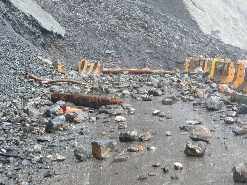 受颱風杜蘇芮外圍環流影響，台8線中橫公路117.4k關原災害搶修路段出現10多公尺路基掏空狀況，邊坡持續有土石掉落，阻斷道路，目前維持封閉。（新城警分局提供）(圖：中央社)