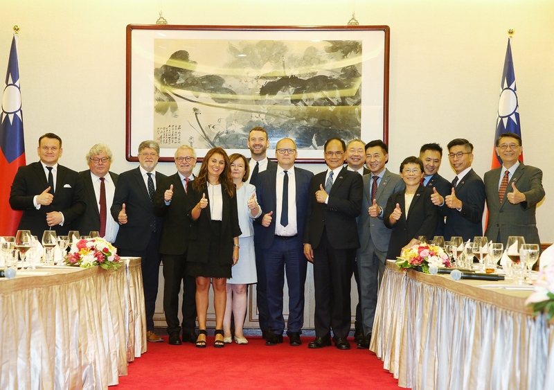 立法院長游錫堃（左9）27日中午接見並款宴由歐洲議會外交委員會副主席白艾特（Urmas Paet）（左8）率領的訪問團，與朝野黨團代表及訪賓合影。(圖：中央社)