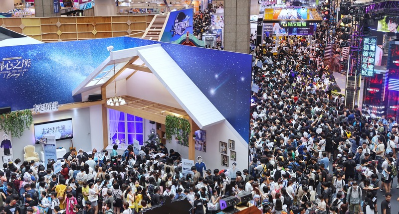 第22屆漫畫博覽會27日在台北世貿一館登場，吸引許多動漫迷進場參觀，館內擠滿大批人潮。(圖：中央社)