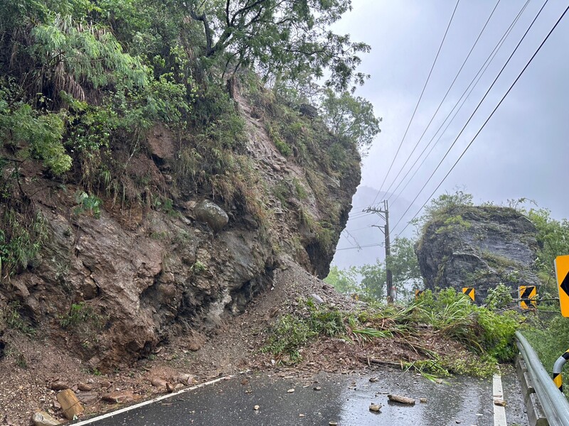 受颱風杜蘇芮影響，南橫公路初來至向陽路段多處坍方、落石封閉，位於道路中間的利稻部落連外道路一度中斷與停電，公路總局於27日下午2時搶通。(圖：中央社)
