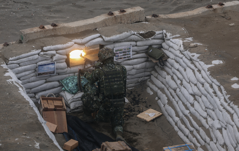 國軍漢光39號實兵演習27日進入第4天，在新北市八里海灘進行聯合反登陸作戰演練，國軍在戰壕使用火力壓制灘頭攻擊軍，阻絕其上岸。 (圖：中央社)
