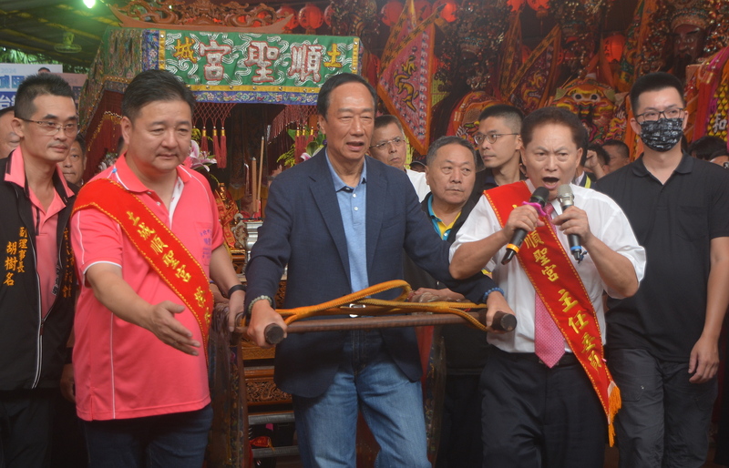 鴻海創辦人郭台銘（前中）27日到新北市土城區順聖宮，在順聖宮主委盧嘉辰（前右）及榮譽主委、國民黨新北市議員林金結（前左）陪同下，參香祈福。(圖：中央社)