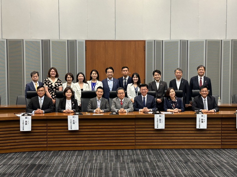 民進黨立委、亞東國會議員友好協會會長郭國文(前右3)率團前往日本進行國會交流，27日拜會日本自民黨參議院幹事長世耕弘成(前左4)。世耕弘成表示，他跟自民黨的立場，就是日本歡迎台灣加入CPTPP。(郭國文辦公室提供) (圖：中央社)
