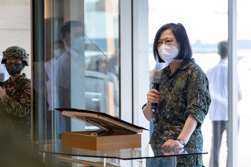總統蔡英文27日視導「漢光39號演習—第三作戰區聯合反登陸作戰演練」時說，這次演習讓世界看到台灣守護國家的決心，未來威脅挑戰會更複雜，三軍部隊要持續勤訓精演。（總統府提供）中央社記者葉素萍傳真  112年7月27日 (圖：中央社)