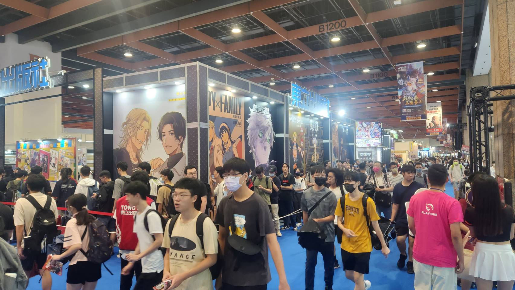 「第22屆漫畫博覽會」今天(27日)於台北世貿一館熱鬧揭幕，吸引動漫迷朝聖。(江昭倫 攝)