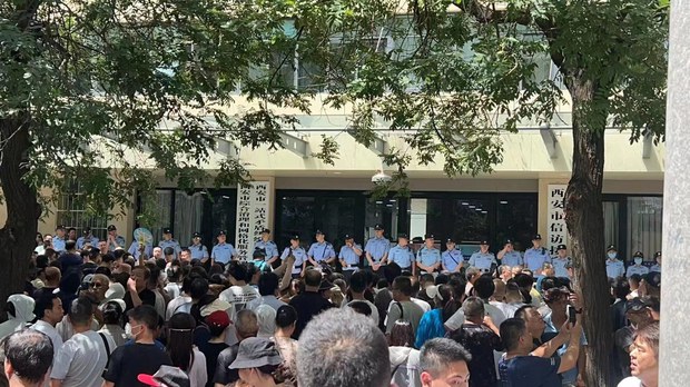西安市當地的憤怒家長21日上街包圍陝西省西安市多家政府部門，高喊「西安娃，要上學」，抗議中考出現大批河南回流生。(截自推特)