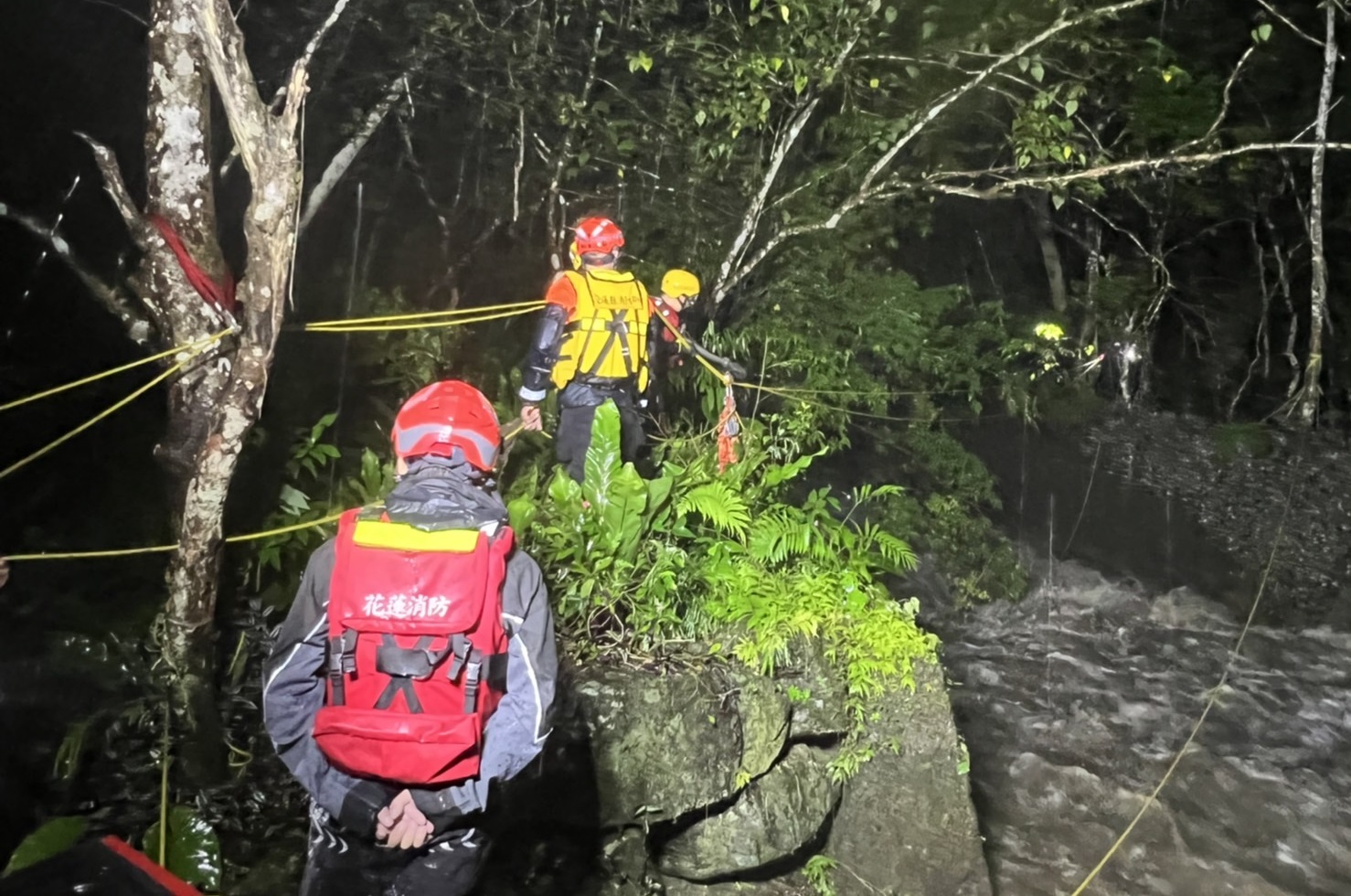 消防署指出，26日18時花蓮縣秀林鄉文蘭村上游發生3人上山巡視簡易自來水致受困案，其中一名57歲吳姓女子溺水死亡，另2名因溪水暴漲受困的男子已脫困。(圖:消防署)