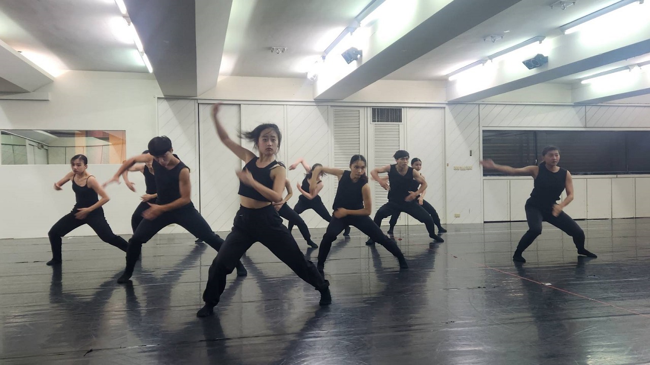 舞蹈空間舞團今年再度與日本編舞家島崎徹合作，為台灣舞迷呈現由兩支舞作組成的《往月的方向去》作品，呈現疫後反思。(江昭倫 攝)