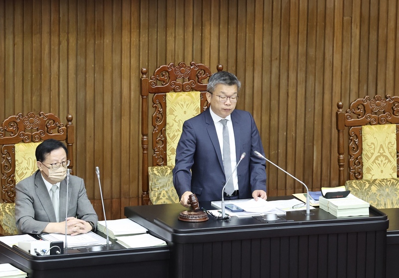 立法院28日三讀通過性別平等教育法部分條文，將有助於保護校園性別事件被害人的權益，並有效打擊加害人，建立可信賴的性騷擾防治制度。圖為立法院副院長蔡其昌（右） (圖：中央社)