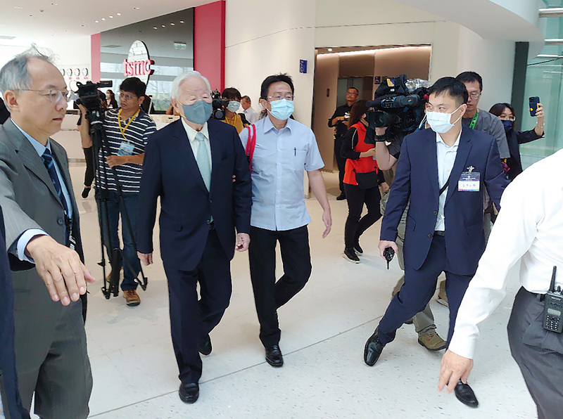 台積電創辦人張忠謀（前左2）28日出席台積電全球研發中心啟用典禮，他向台積電研發及製造團隊致上敬意，並強調科技企業要技術自主。 (圖：中央社)