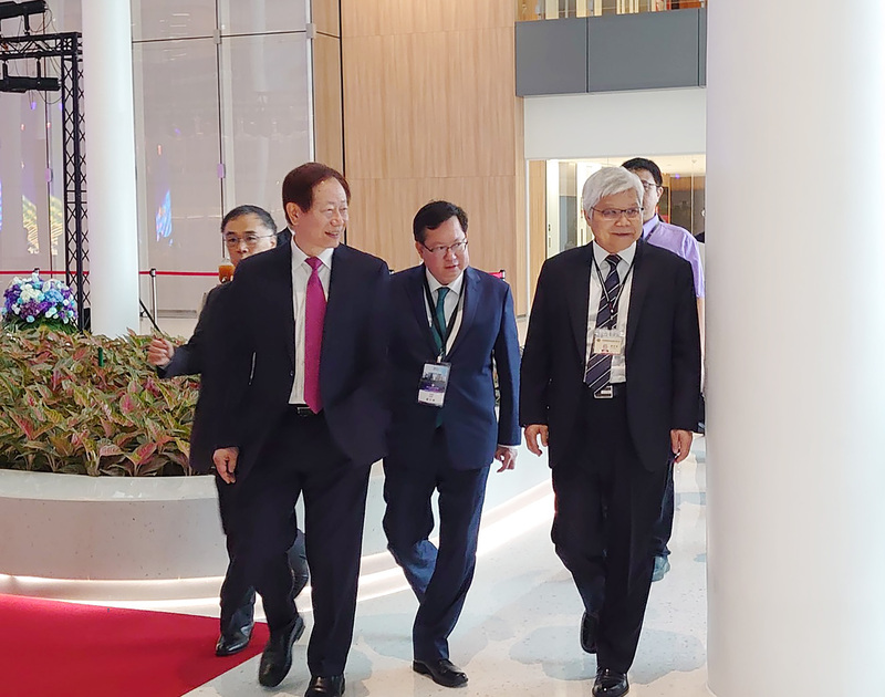 台積電28日舉行全球研發中心啟用典禮，總裁魏哲家(右)表示，全球研發中啟用是要向台灣人民展現台積電根留台灣的決心。 (圖：中央社)
