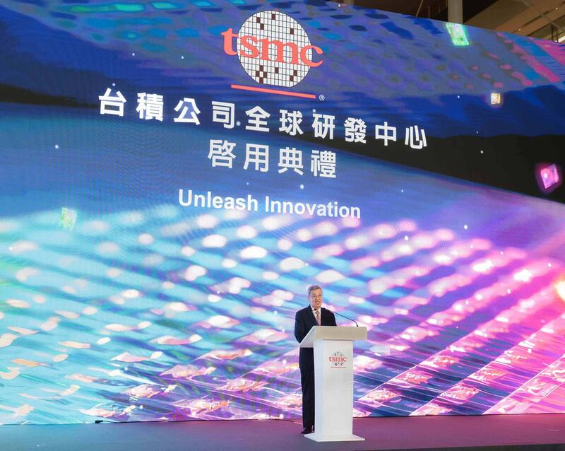 台積電28日舉行全球研發中心啟用典禮，行政院院長陳建仁（左6）表示，政府會當「護國神山」的靠山，也會持續打造「護國群山」。（台積電提供）中央社記者張建中傳真 112年7月28日 (圖：中央社)