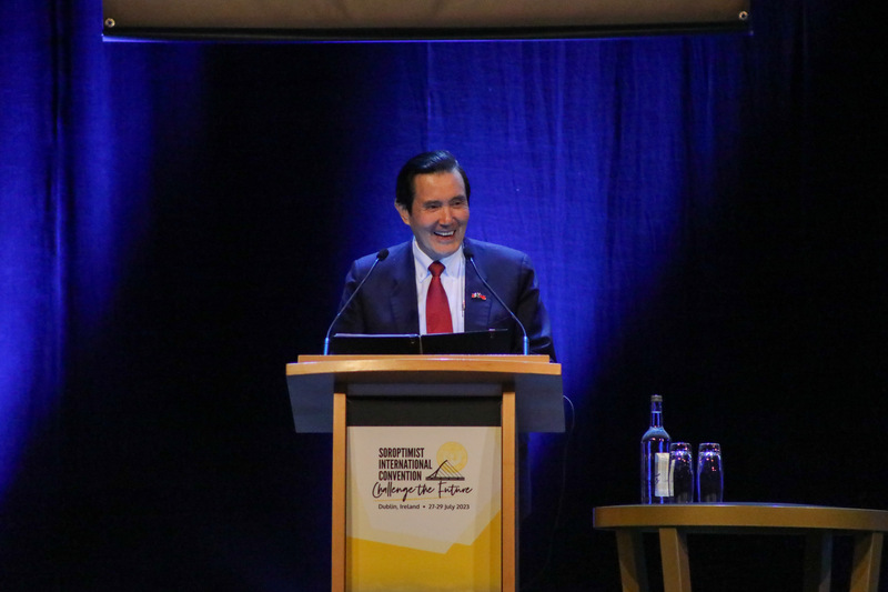 前總統馬英九於愛爾蘭時間28日上午應邀出席國際蘭馨交流協會世界年會發表演說，並介紹中華民國努力推動維護婦女權益，與提升婦女地位的各項努力與成就。（馬英九基金會提供） (圖：中央社)