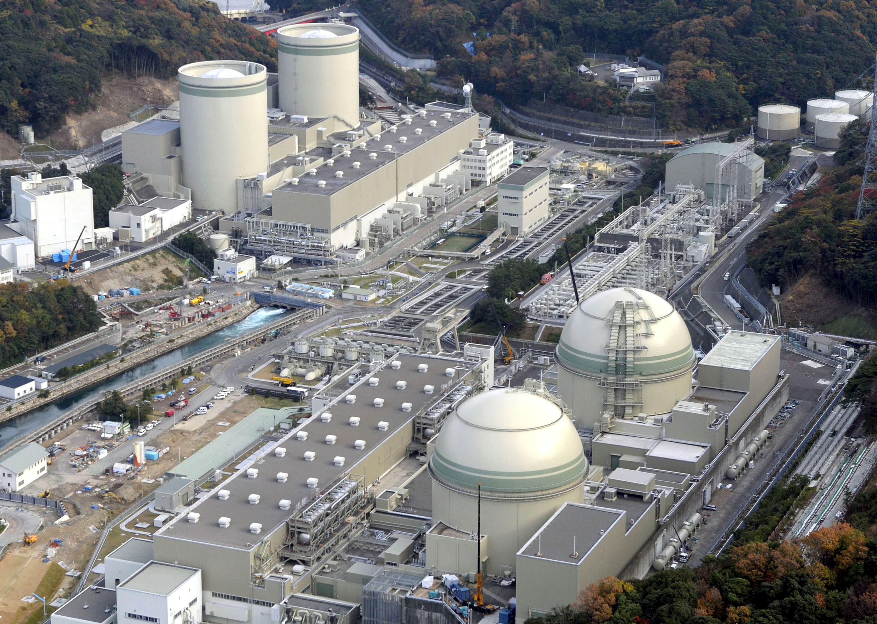 日本新的經濟產業大臣武藤容治今天(2日)表示，日本計劃繼續安全的重啟核電廠，儘可能的使用可再生能源。圖為日本高濱核電廠。 (路透社/達志影像)