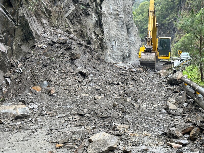 南橫公路利稻附近29日上午邊坡土石坍塌，造成道路阻斷，交通部公路總局第三區養護工程處關山工務段已搶通，恢復正常通行。（關山工務段提供） (圖：中央社)