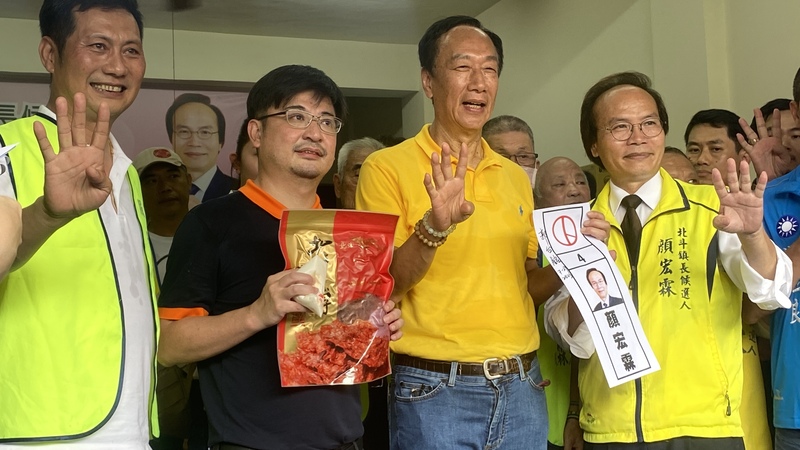 鴻海集團創辦人郭台銘（前左3）29日在彰化縣議長謝典林（前左2）陪同下，到無黨籍北斗鎮長補選候選人顏宏霖（前右1）的競選總部，為顏宏霖加油打氣。(資料照片/CNA)