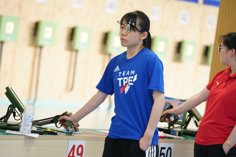 清華大學女子神射手陳俞如(中)29日在成都世大運女子10公尺空氣手槍決賽以215分摘下銅牌，這也是世大運台灣代表團29日所進帳的第2面獎牌。(大專體總提供/圖：中央社)