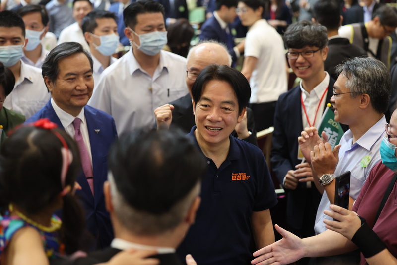 「全國律師賴清德後援會成立大會」29日下午在台北盛大舉行，民進黨總統參選人賴清德(中)出席與會，和現場支持者互動致意。(圖：中央社)