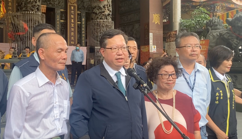 民眾黨總統參選人柯文哲日前批評前瞻軌道建設，行政院副院長鄭文燦(前左2)29日對此回應，柯曾任8年台北市長，應該很清楚北市是6都中拿到中央政府最多補助款的直轄市。(圖：中央社)