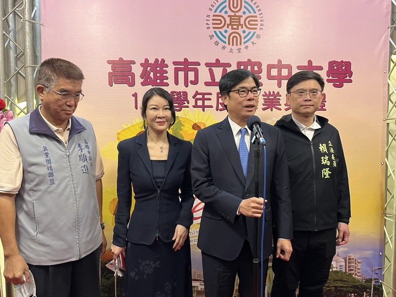 高雄市長陳其邁（右2）30日出席高雄市立空中大學畢業典禮前接受媒體聯訪，針對帛琉籍貨輪「天使輪」表示，市府逐步盤查所屬海岸線污染狀況，如發現污染情形將依照相關法令開罰，嚴格執法。 (圖：中央社)
