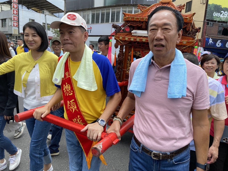 永齡基金會創辦人郭台銘（前右）30日到南投縣埔里鎮出席全國城隍會師活動，並與南投縣副議長兼埔里瀛海城隍廟主委潘一全（前中）、南投縣長許淑華（前左）等人共同扶轎。(圖：中央社)