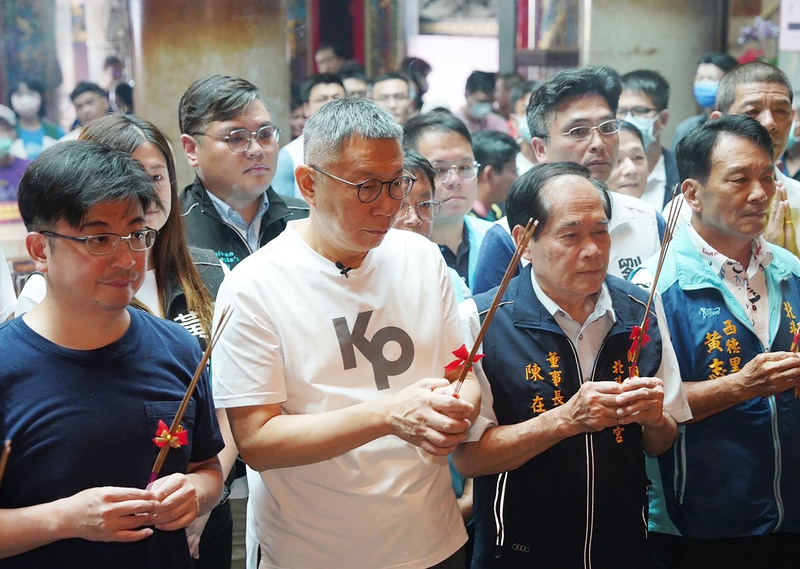 台灣民眾黨總統參選人暨黨主席柯文哲(前左二)30日走訪彰化縣北斗奠安宮，國民黨籍彰化縣議長謝典林(前左)也到場一起參香。(柯文哲辦公室提供)