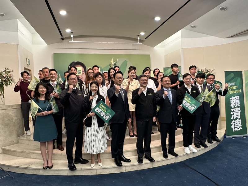 前民進黨主席卓榮泰（前排中）與民進黨立委林楚茵（左3）30日赴韓參與韓國信賴台灣之友會授旗大會，與現場在韓台人共同為民進黨總統參選人賴清德讚聲。(圖：中央社)