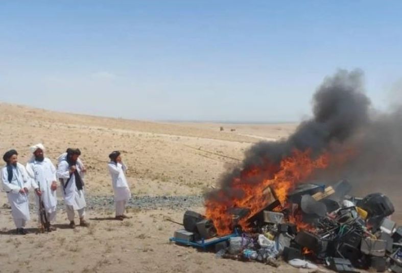 塔利班焚燒沒收樂器。(截自twitter)