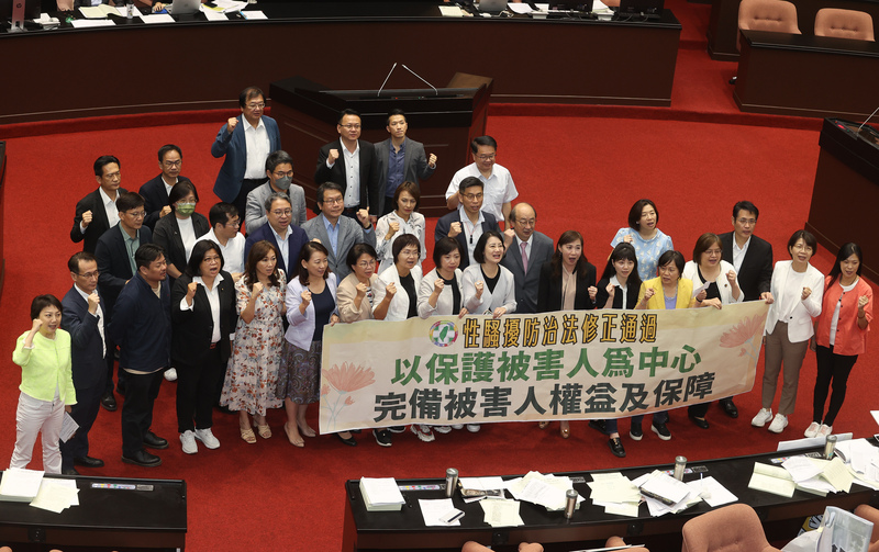 立法院會31日三讀修正通過性騷擾防治法部分條文，明確定義權勢性騷，並加重刑罰，最重處3年徒刑。圖為民進黨立委在議場內持標語合影。 (圖：中央社)