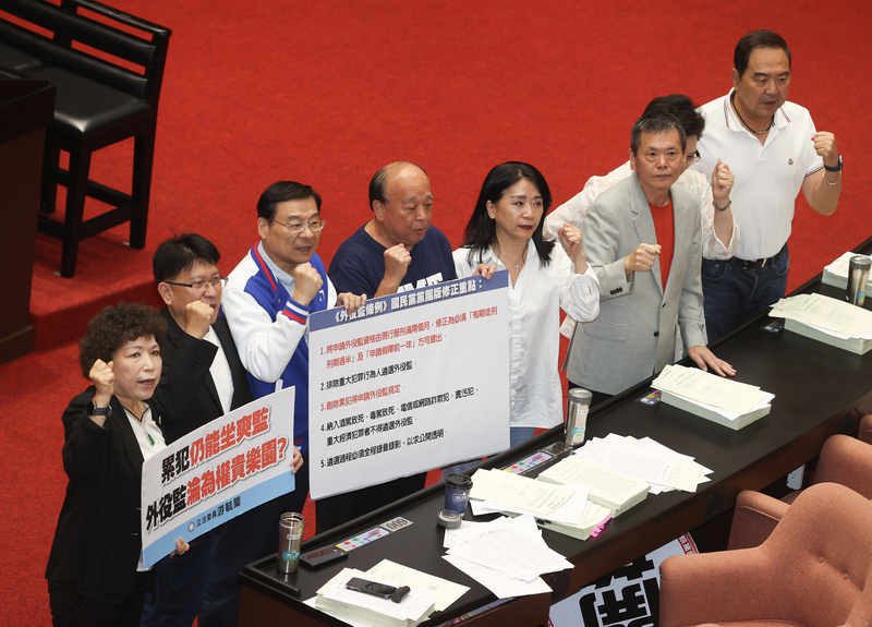 立法院31日三讀修正通過外役監條例部分條文，國民黨立委在議場內持標語看板表達意見。中央社記者謝佳璋攝 112年7月31日 (圖：中央社)