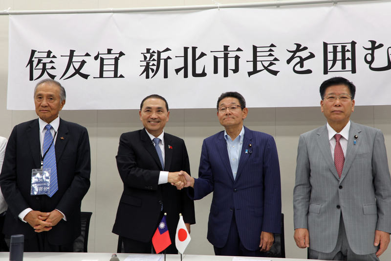 國民黨總統參選人侯友宜31日在日本國會大廈與日華議員懇談會議員、僑胞座談。因日華懇會長古屋圭司確診COVID-19，由日華懇代理幹事長、眾議員笠浩史（右2）率國會議員或議員秘書與會。 (圖：中央社)
