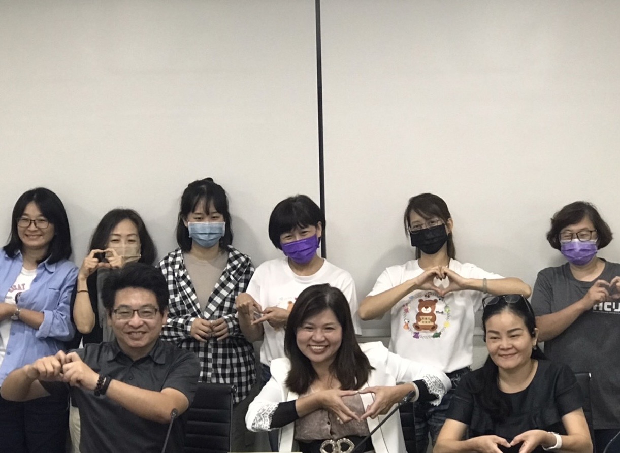 新竹生活美學館今年承辦「北區新住民藝文社造計畫」，30日舉辦培力課程，館長葉于正（前排左一）與培力課程學員合影。(圖:新竹生活美學館)